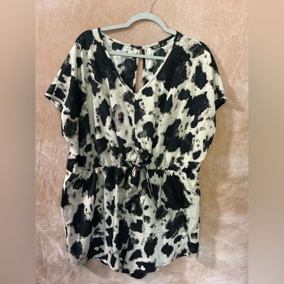 Stylish Black and Cream cow print open back short romper 2XL - Picture 3 of 11